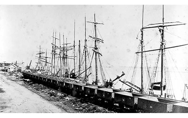 Greymouth wharf, circa 1880 (photo: History House)